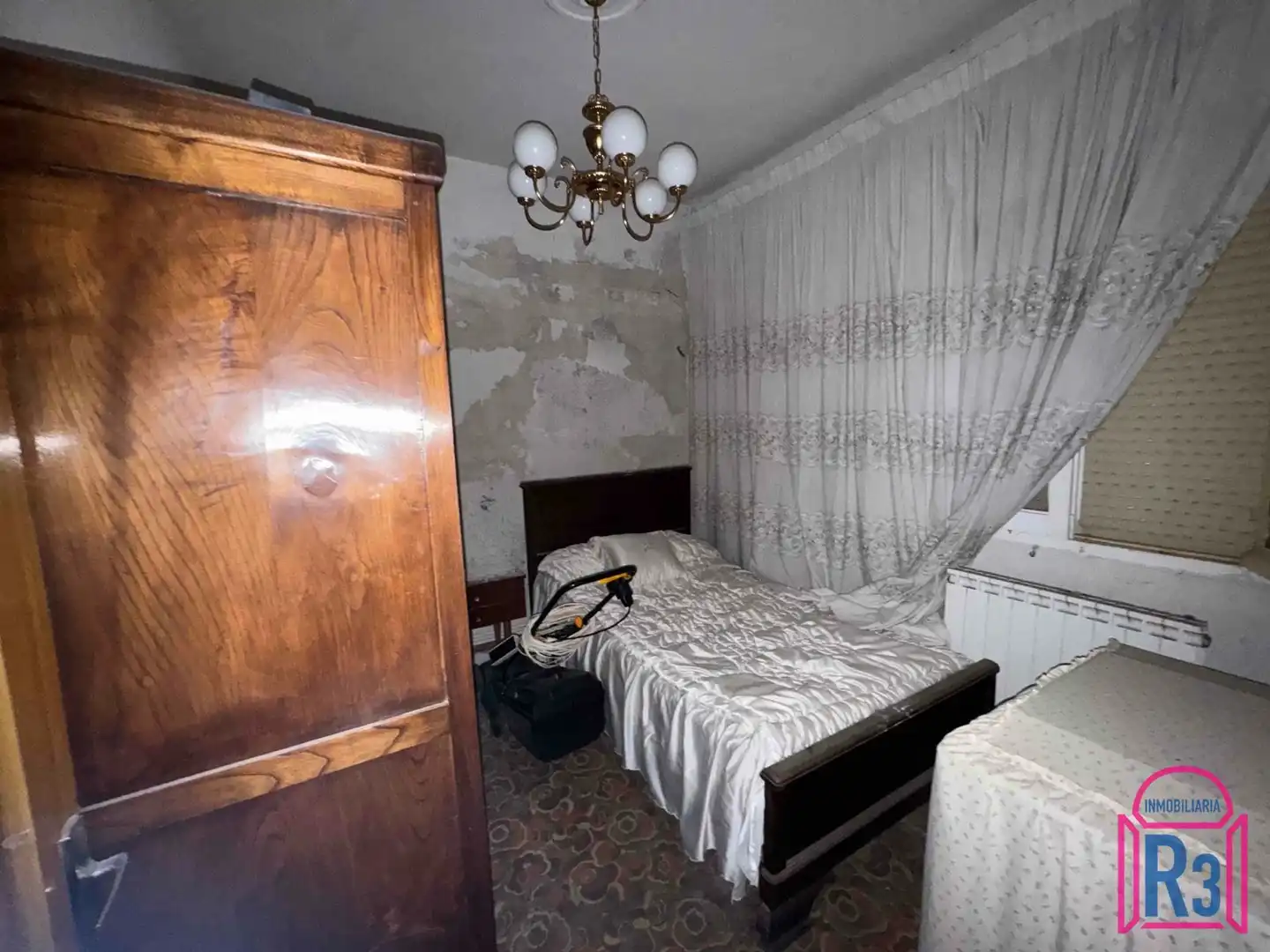 Dormitori de Casa o xalet en venda en León Capital  amb Calefacció i Jardí privat