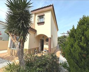 Vista exterior de Casa o xalet en venda en Chiclana de la Frontera amb Aire condicionat, Jardí privat i Terrassa