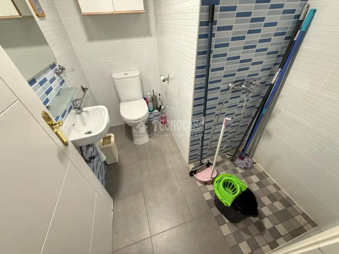Badezimmer von Einfamilien-Reihenhaus zum Verkauf in Guadalajara mit Klimaanlage, Heizung und Privatgarten