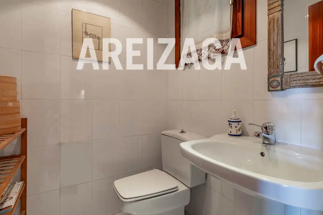 Bany de Casa o xalet en venda en Donostia - San Sebastián  amb Calefacció, Jardí privat i Terrassa