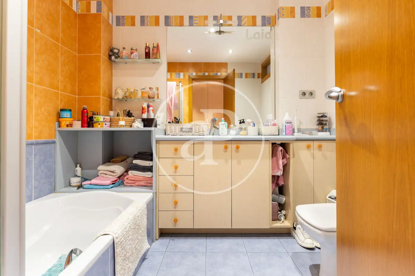Badezimmer von Einfamilien-Reihenhaus zum Verkauf in Sabadell mit Klimaanlage, Heizung und Terrasse