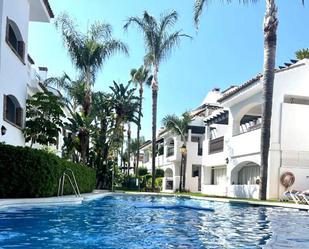 Vista exterior de Àtic de lloguer en Marbella amb Aire condicionat, Terrassa i Piscina