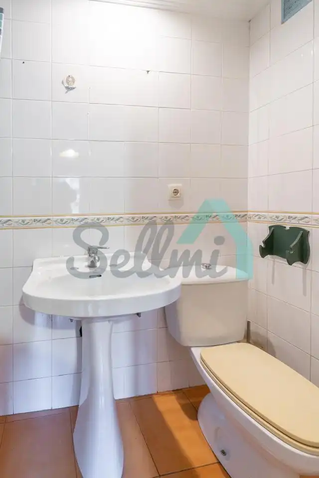 Baño de Piso en venta en Oviedo  con Calefacción, Terraza y Trastero