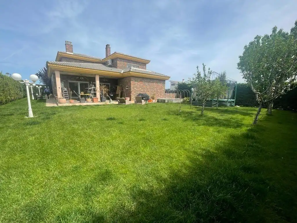 Detached house with pool for sale in Laguna de Duero