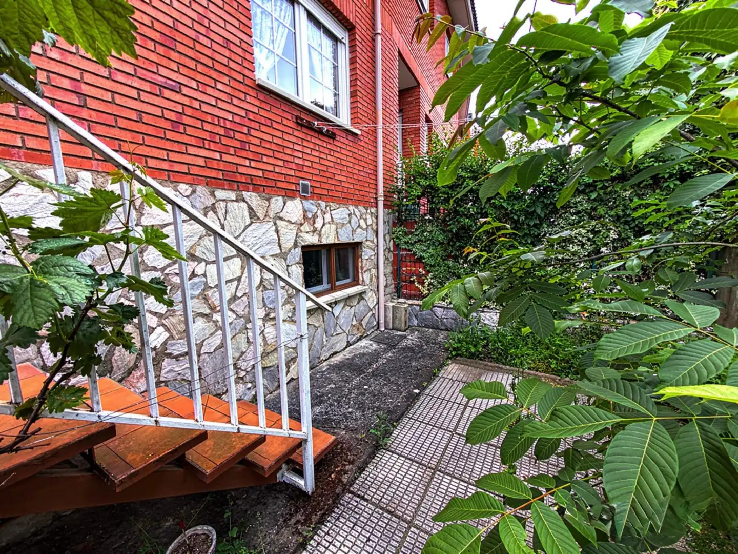 Vista exterior de Casa adosada en venta en San Andrés del Rabanedo con Calefacción, Jardín privado y Parquet