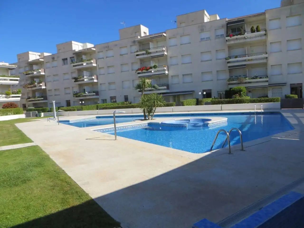 Swimming pool of Flat for rent in Cubelles  with Air Conditioner, Heating and Terrace