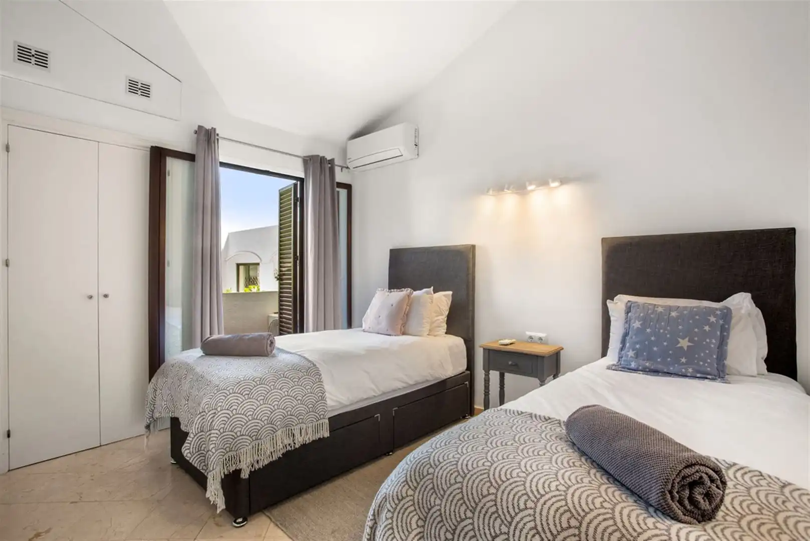 Dormitori de Casa adosada en venda en Estepona amb Aire condicionat, Jardí privat i Internet