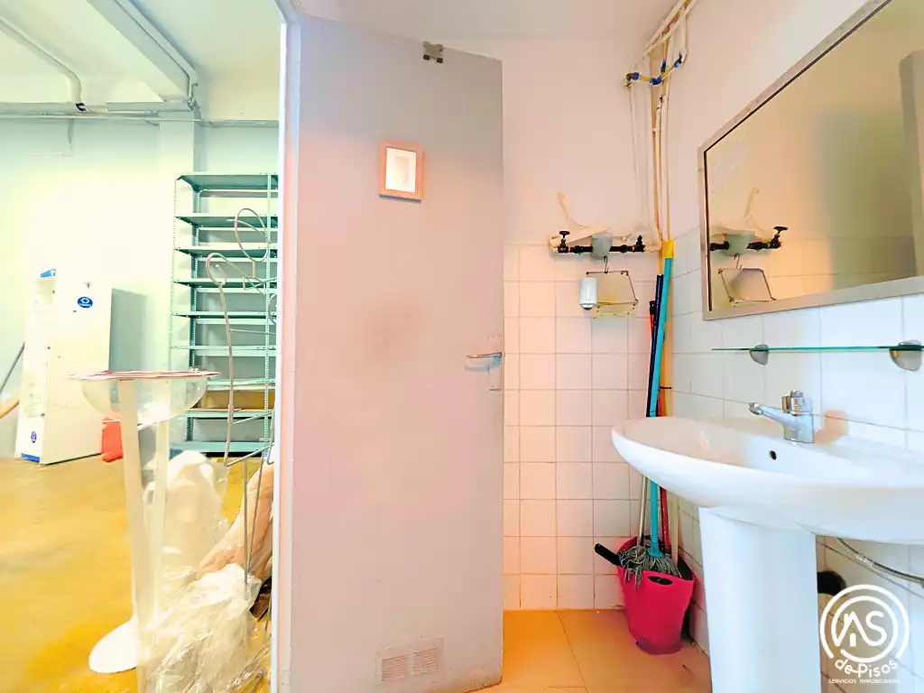 Baño de Local de alquiler en Zaragoza con Aire acondicionado, Calefacción y Internet