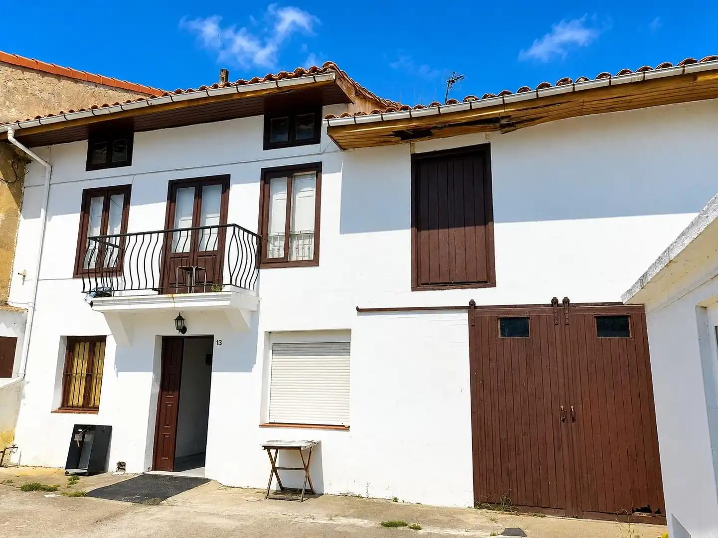 Vista exterior de Casa adosada en venda en Santa Cruz de Bezana amb Calefacció, Jardí privat i Traster