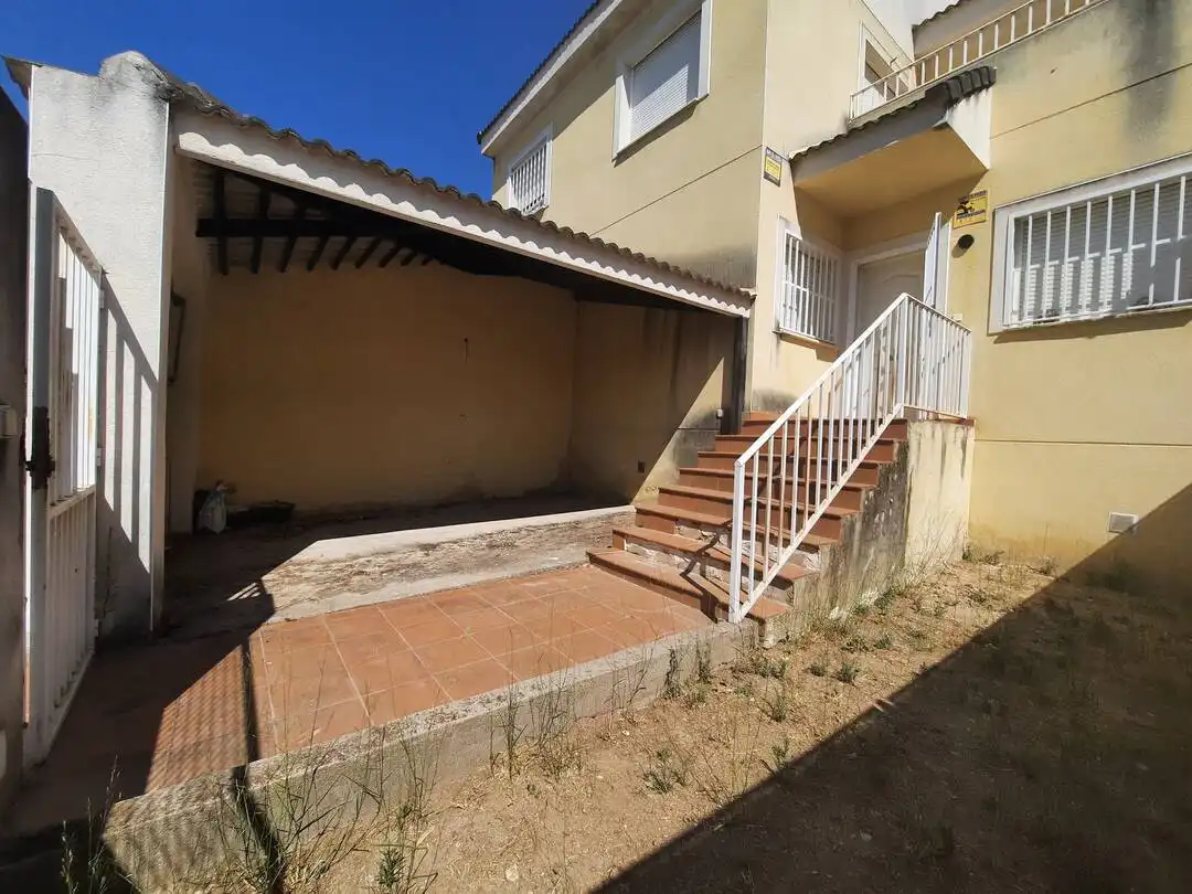 Vista exterior de Casa adosada en venda en Escalona amb Calefacció i Alarma