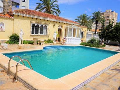 Vista exterior de Casa o xalet en venda en Torrevieja amb Terrassa i Piscina