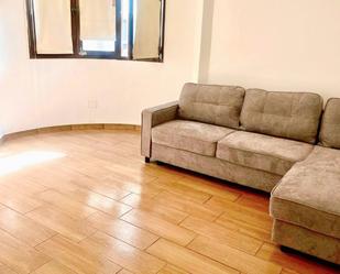 Sala d'estar de Pis de lloguer en Las Palmas de Gran Canaria amb Forn, Rentadora i Balcó