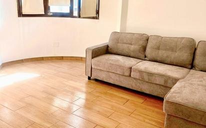 Sala d'estar de Pis de lloguer en Las Palmas de Gran Canaria amb Forn, Rentadora i Balcó