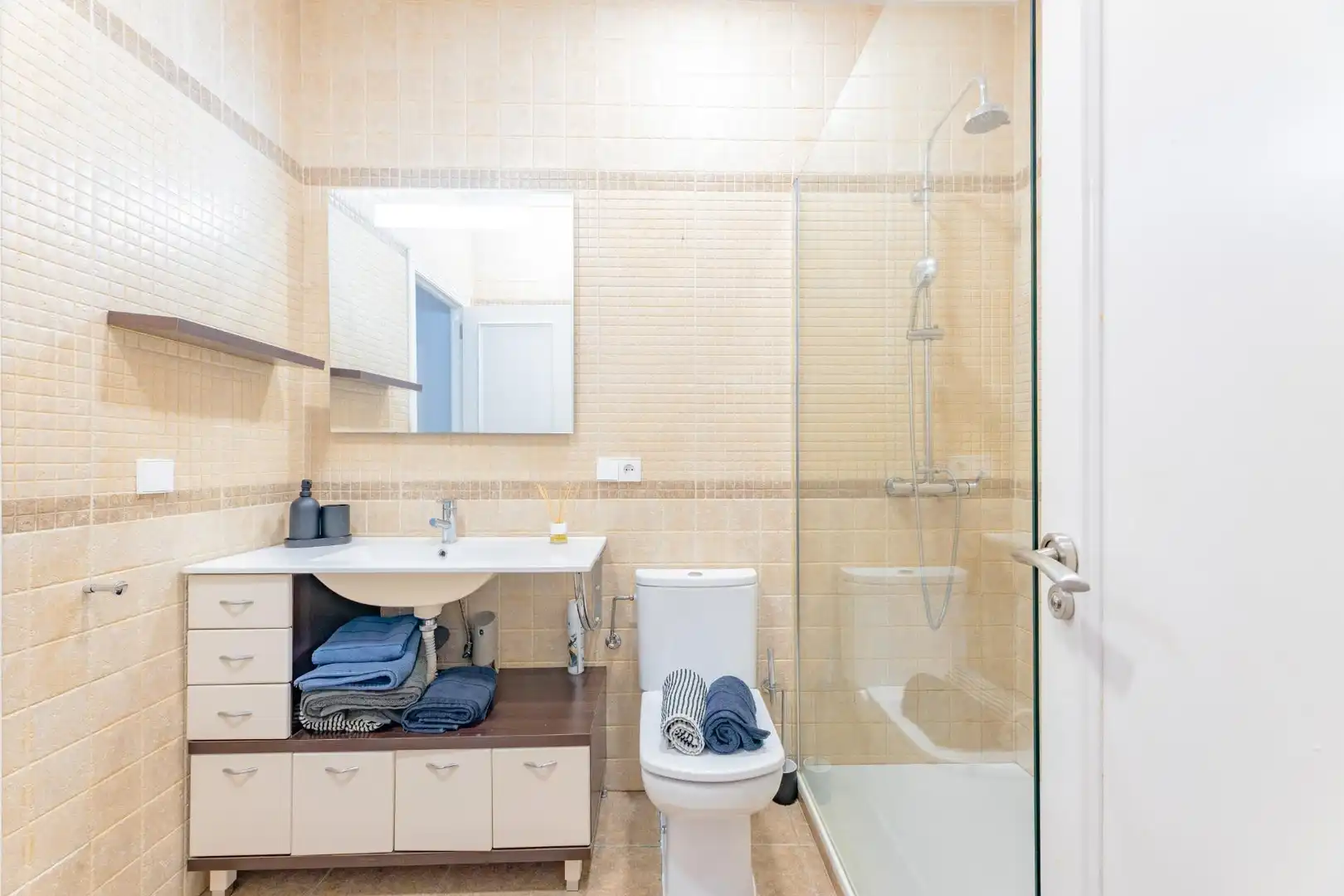 Baño de Piso de alquiler en Valencia con Aire acondicionado, Calefacción y Amueblado