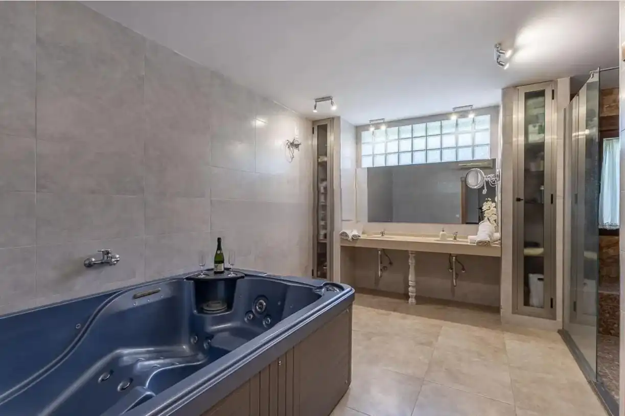Badezimmer von Country house zum Verkauf in Atarfe mit Klimaanlage, Heizung und Privatgarten