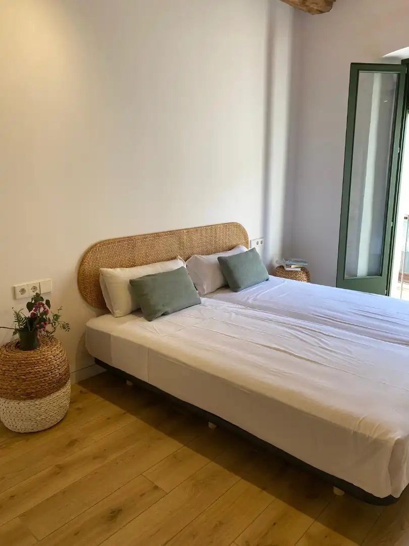 Dormitori de Pis de lloguer en Girona amb Aire condicionat, Calefacció i Traster