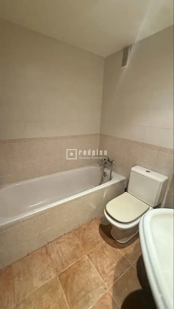 Bathroom of Flat for sale in Getafe  with Air Conditioner, Heating and Private garden