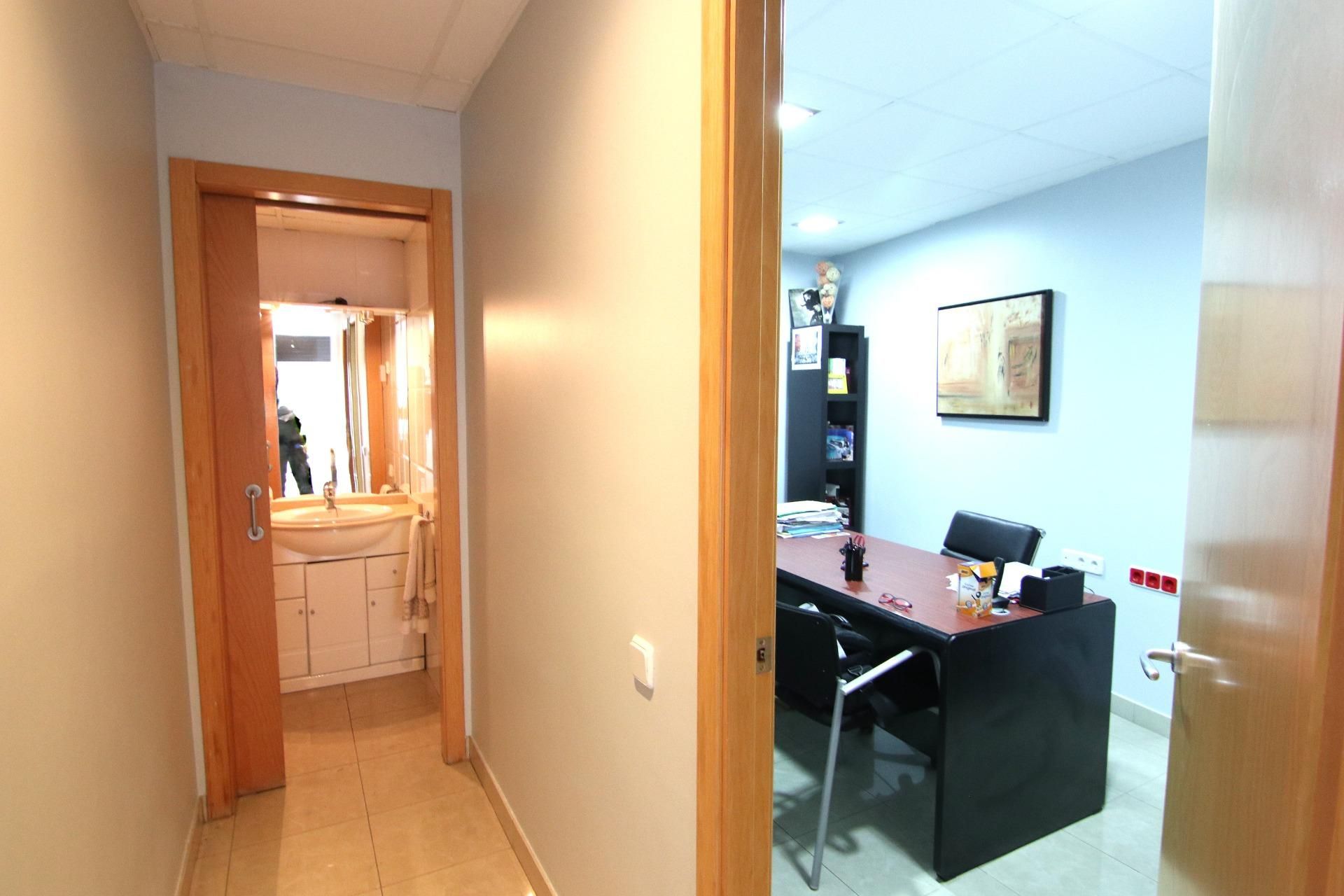 Office for sale in Terrassa  with Air Conditioner
