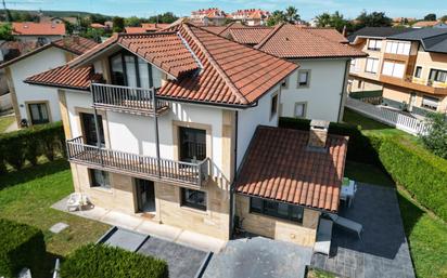 Vista exterior de Casa o xalet en venda en Santa Cruz de Bezana amb Calefacció, Jardí privat i Terrassa