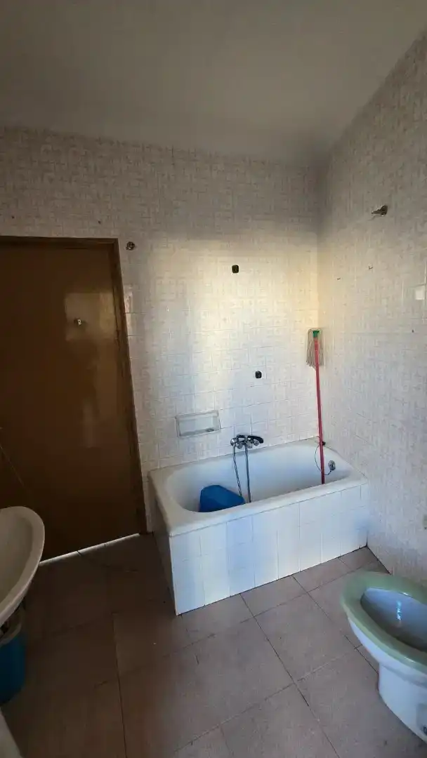 Baño de Piso en venta en Mora con Balcón