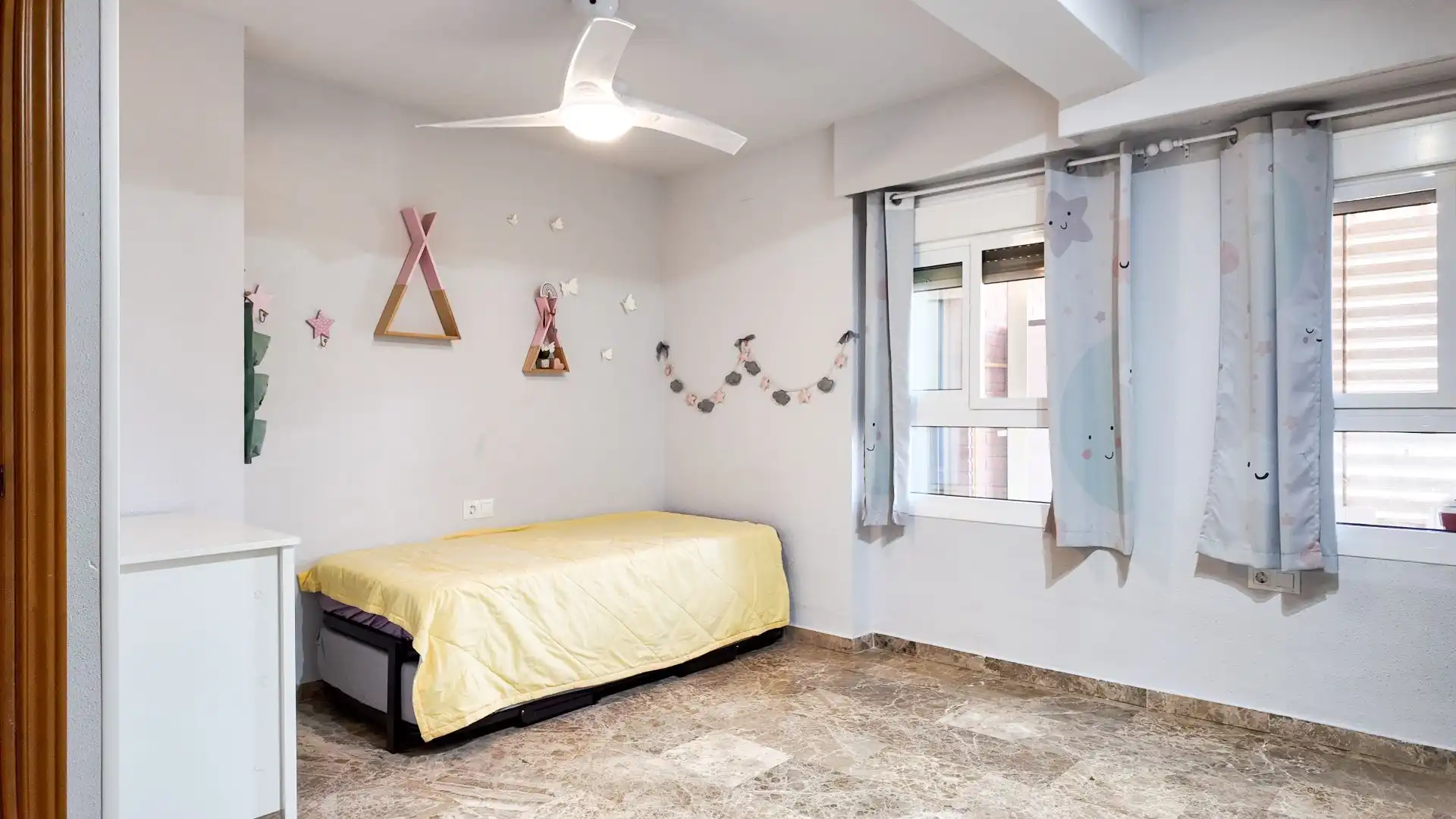 Dormitori de Apartament de lloguer en Valencia amb Aire condicionat, Calefacció i Terrassa