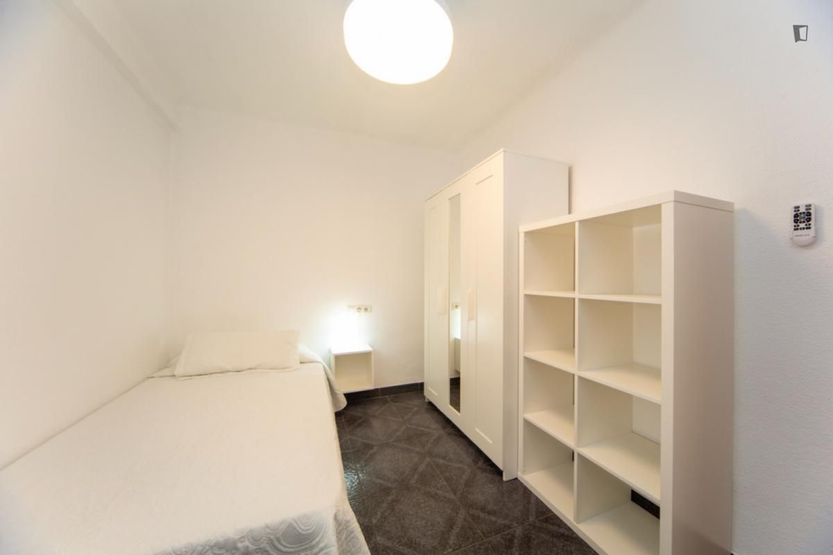 Dormitori de Apartament per a compartir en  Granada Capital amb Aire condicionat, Moblat i Forn