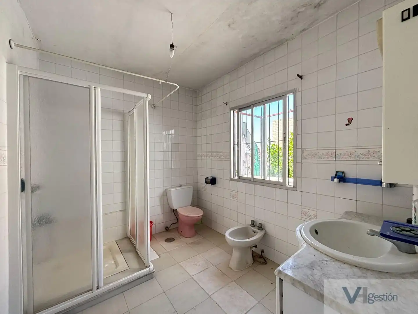 Bathroom of Houses for sale in Villamartín  with Terrace and Furnished
