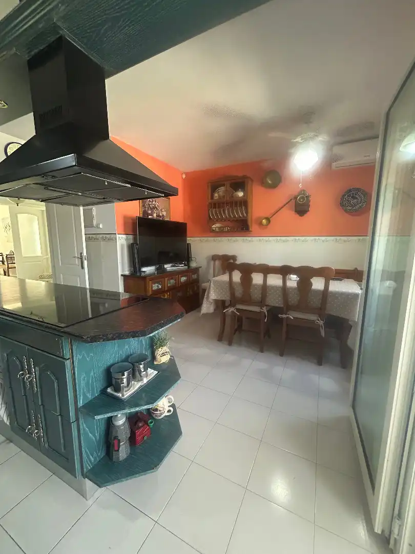Cuina de Casa adosada en venda en Alhaurín de la Torre amb Aire condicionat, Jardí privat i Terrassa
