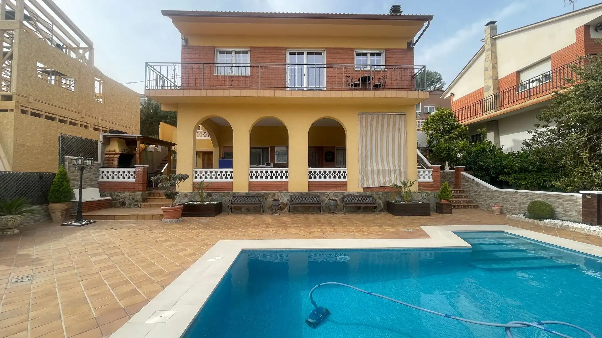 Vista exterior de Casa o xalet en venda en Rubí amb Calefacció, Jardí privat i Terrassa