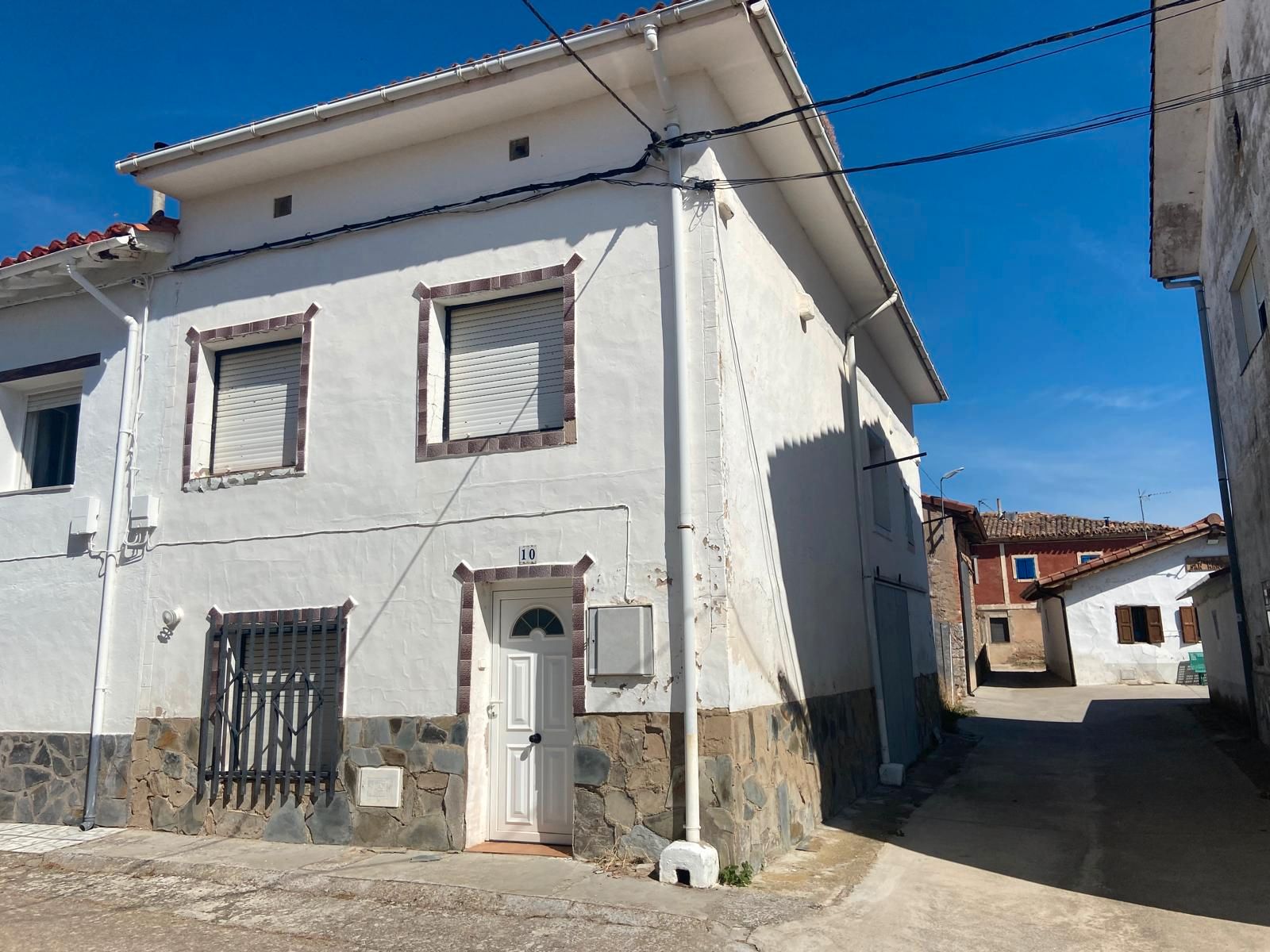 Vista exterior de Casa o xalet en venda en Fuentebureba amb Jardí privat, Traster i Moblat
