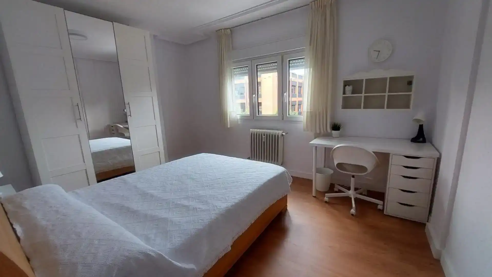 Bedroom of Flat for rent in Oviedo   with Parquet flooring, Washing machine and Microwave