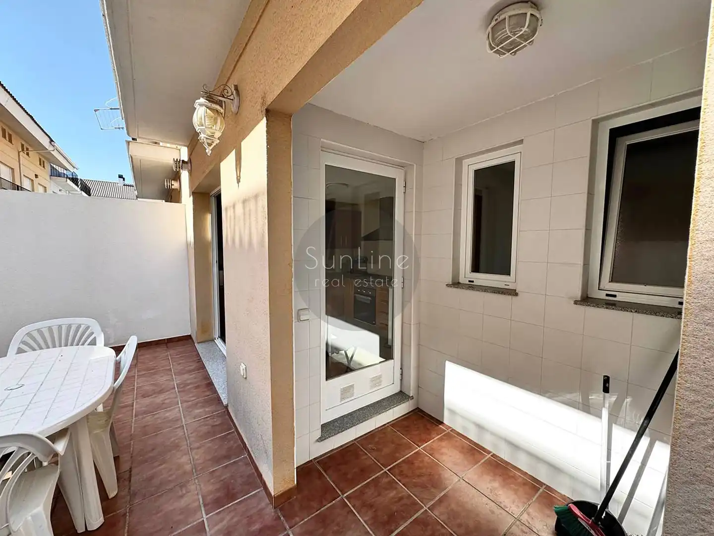 Terrasse von Einfamilien-Reihenhaus zur Miete in Moncada mit Klimaanlage, Privatgarten und Terrasse
