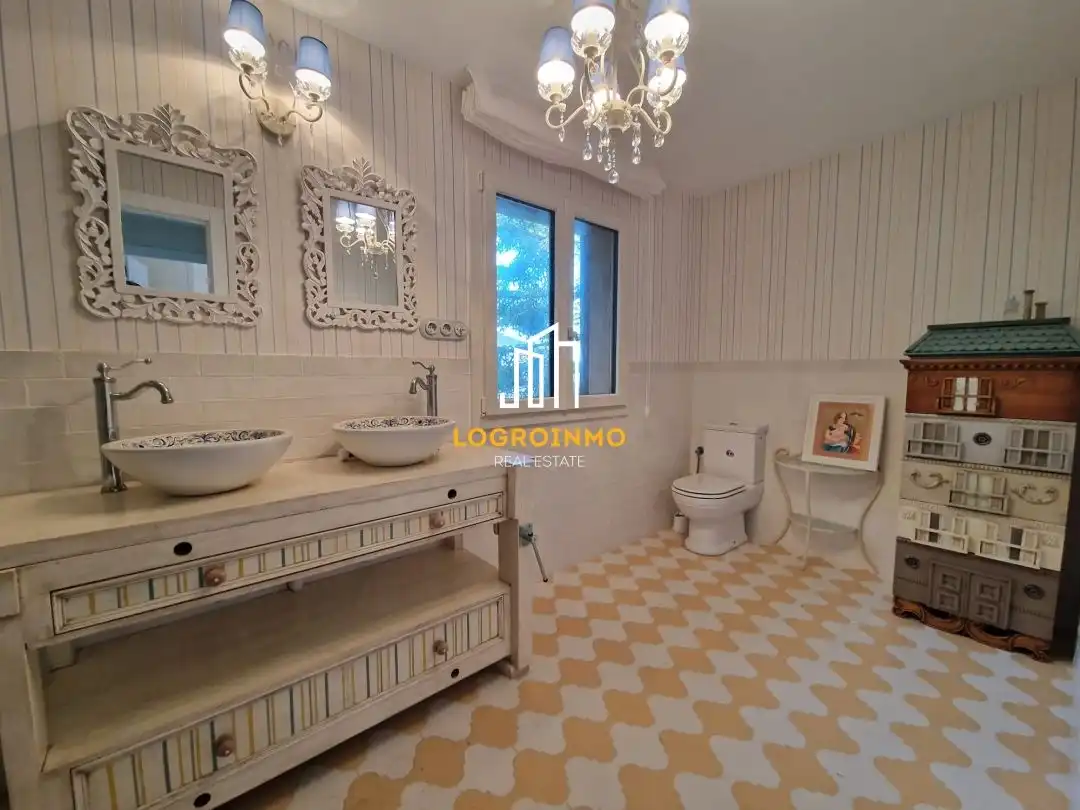Bathroom of Houses for sale in Lapoblación  with Heating, Private garden and Parquet flooring