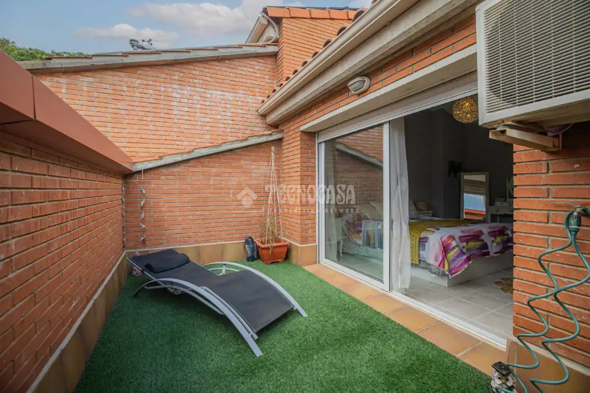 Terrasse von Einfamilien-Reihenhaus zum Verkauf in Terrassa mit Klimaanlage, Heizung und Terrasse