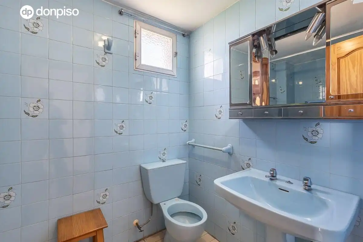 Bathroom of Flat for sale in Granada  with Air Conditioner and Heating