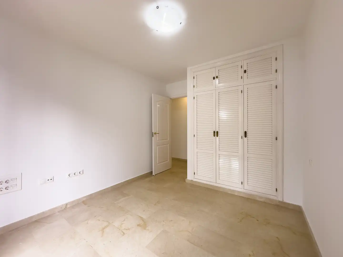 Schlafzimmer von Einfamilien-Reihenhaus zum Verkauf in Manilva mit Terrasse, Abstellraum und Schwimmbad