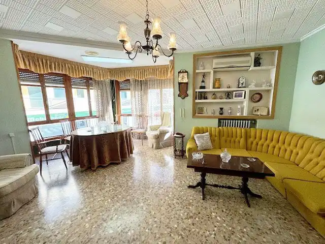 House with terrace for sale in Valdepeñas