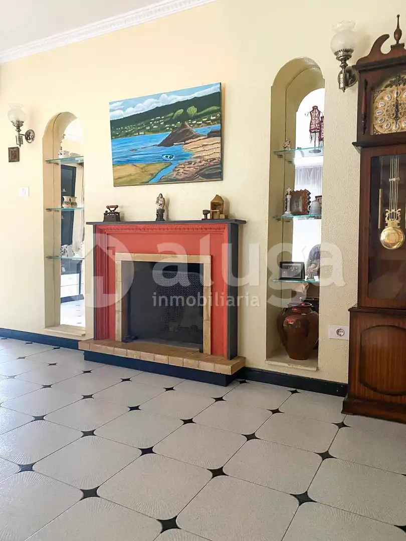 Sala d'estar de Casa o xalet en venda en Cangas  amb Calefacció, Jardí privat i Terrassa