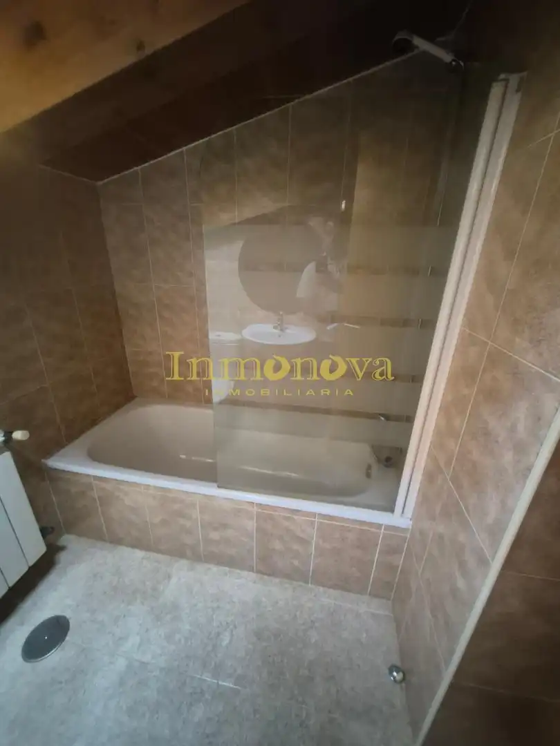 Baño de Casa adosada en venta en A Merca   con Calefacción, Jardín privado y Terraza