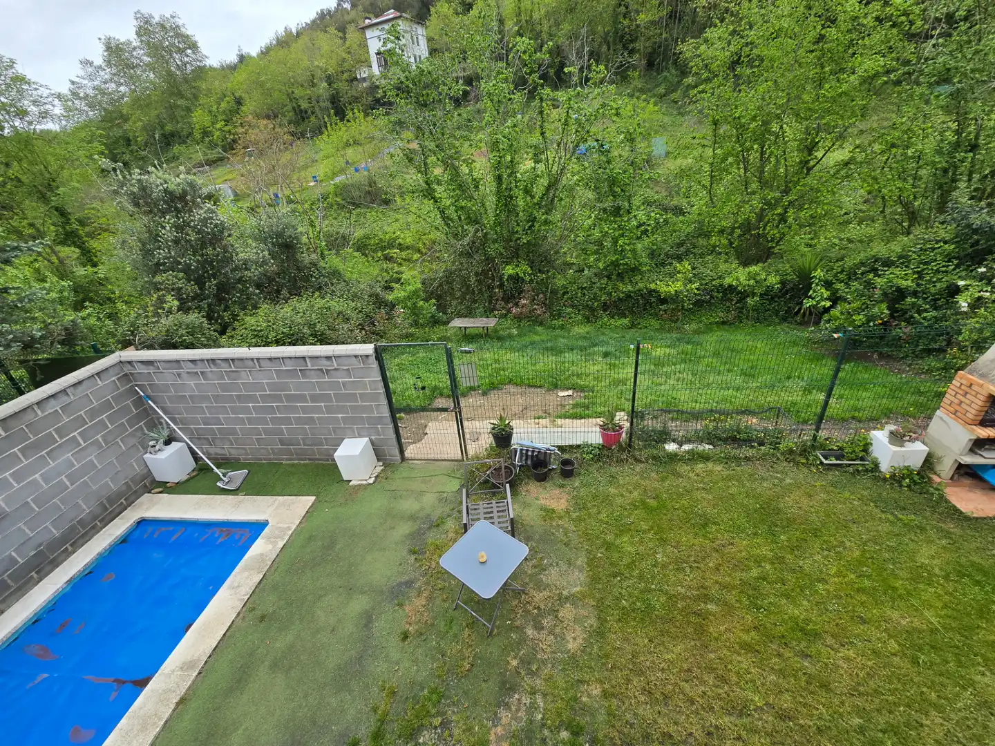 Schwimmbecken von Einfamilien-Reihenhaus zum Verkauf in Castro-Urdiales mit Heizung, Privatgarten und Parkett