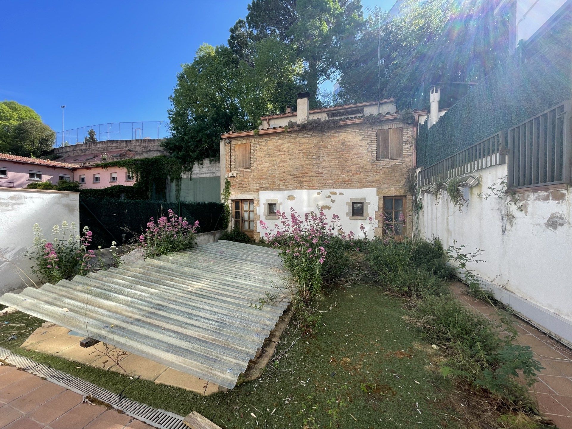 Jardí de Finca rústica en venda en Girona Capital amb Piscina