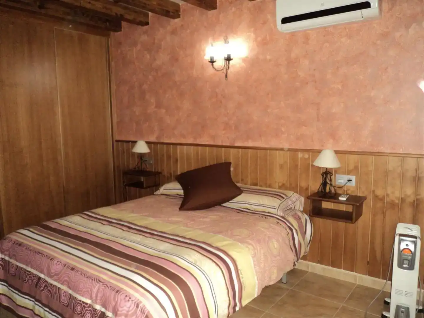 Dormitori de Pis de lloguer en Villanueva del Arzobispo amb Aire condicionat i Moblat