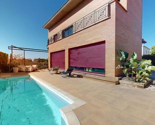 Swimming pool of House or chalet for sale in Vilanova i la Geltrú  with Air Conditioner, Terrace and Swimming Pool