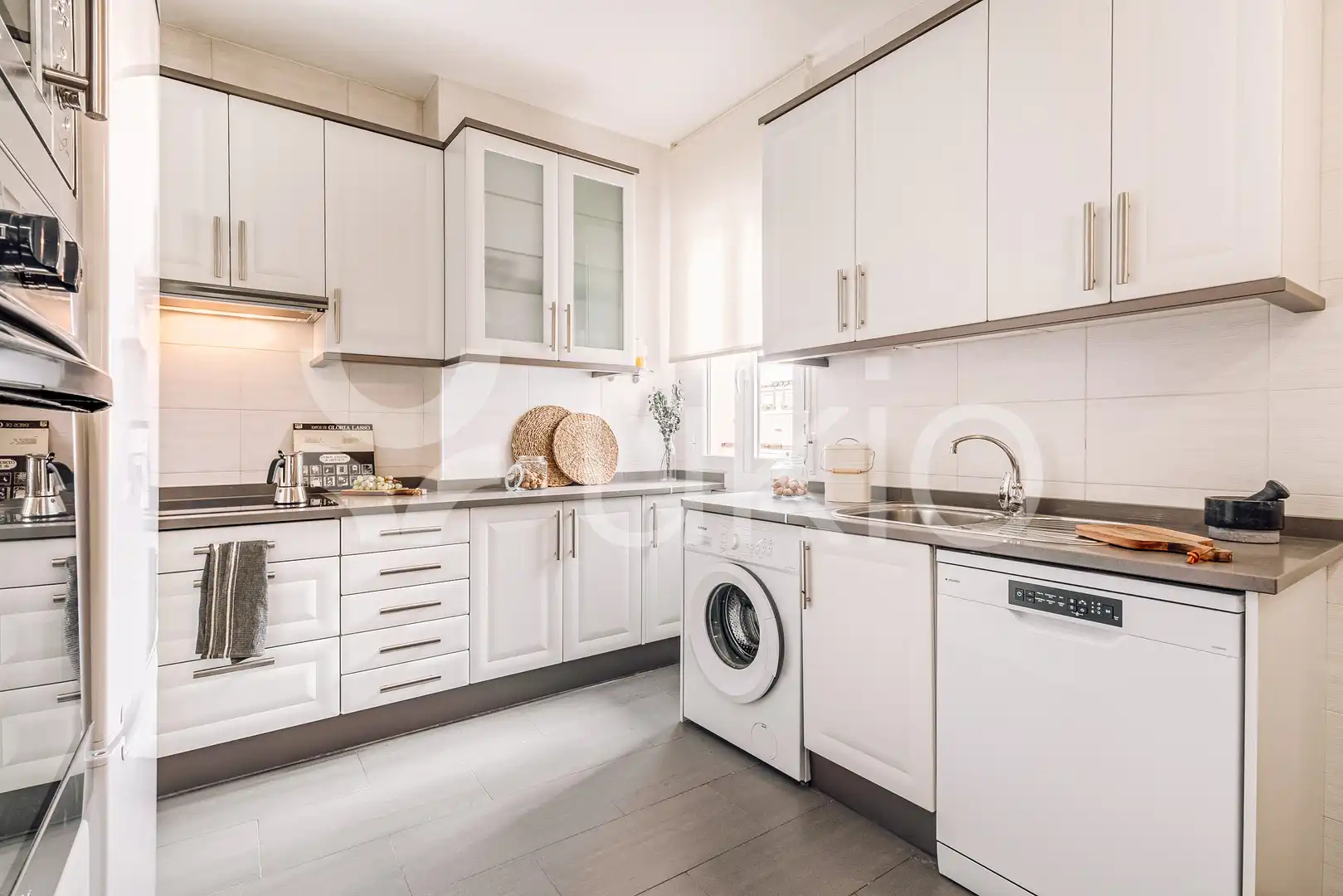 Cuina de Apartament de lloguer en Madrid amb Aire condicionat, Calefacció i Moblat