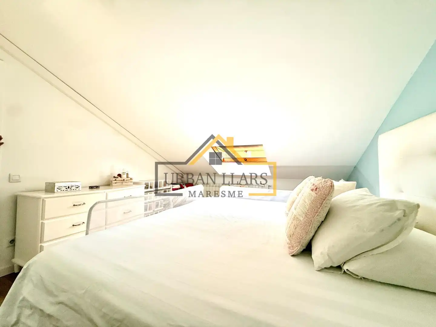 Schlafzimmer von Dachboden zum Verkauf in Mataró mit Klimaanlage, Heizung und Parkett