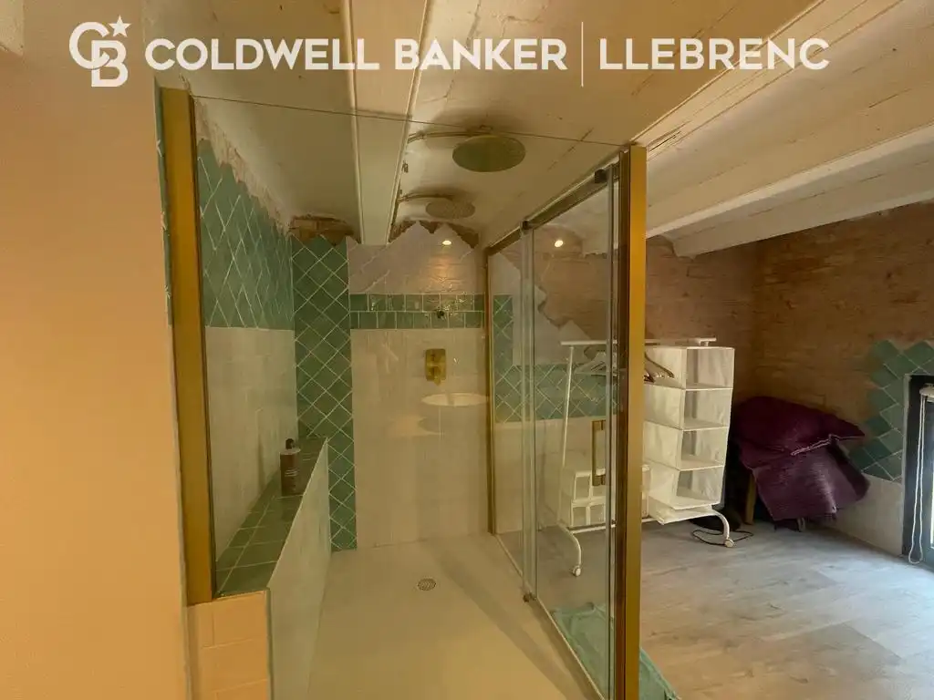 Badezimmer von Maisonette zum Verkauf in Barcelona mit Parkett, Möbliert und Ofen