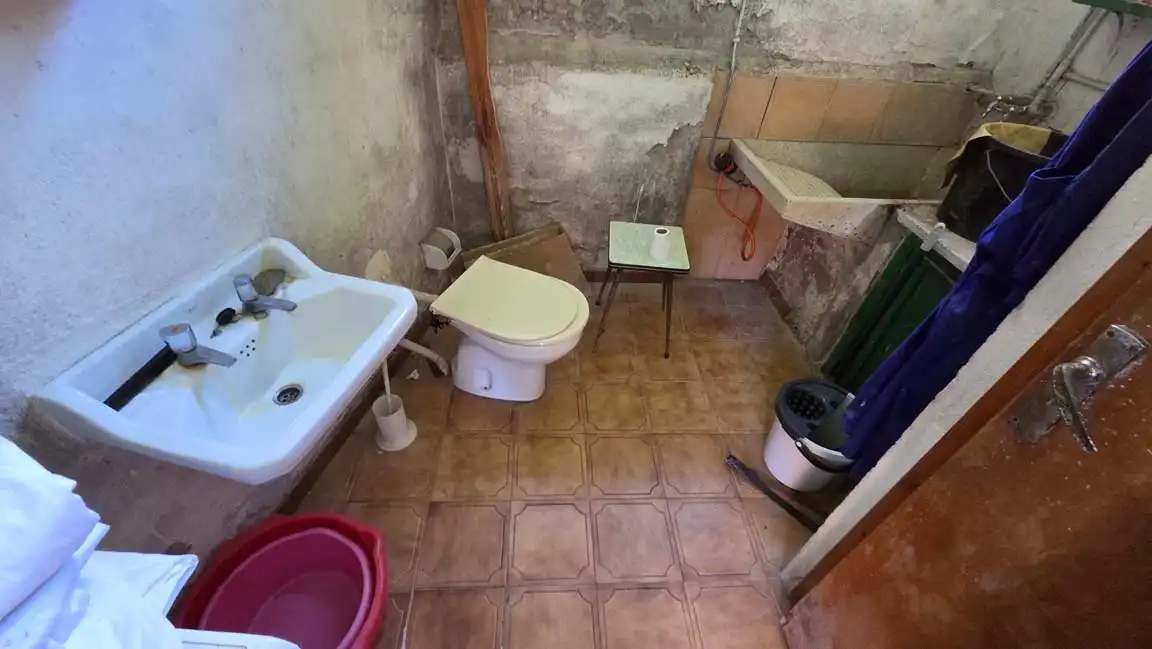 Badezimmer von Haus oder Chalet zum Verkauf in Laviana mit Heizung, Privatgarten und Parkett