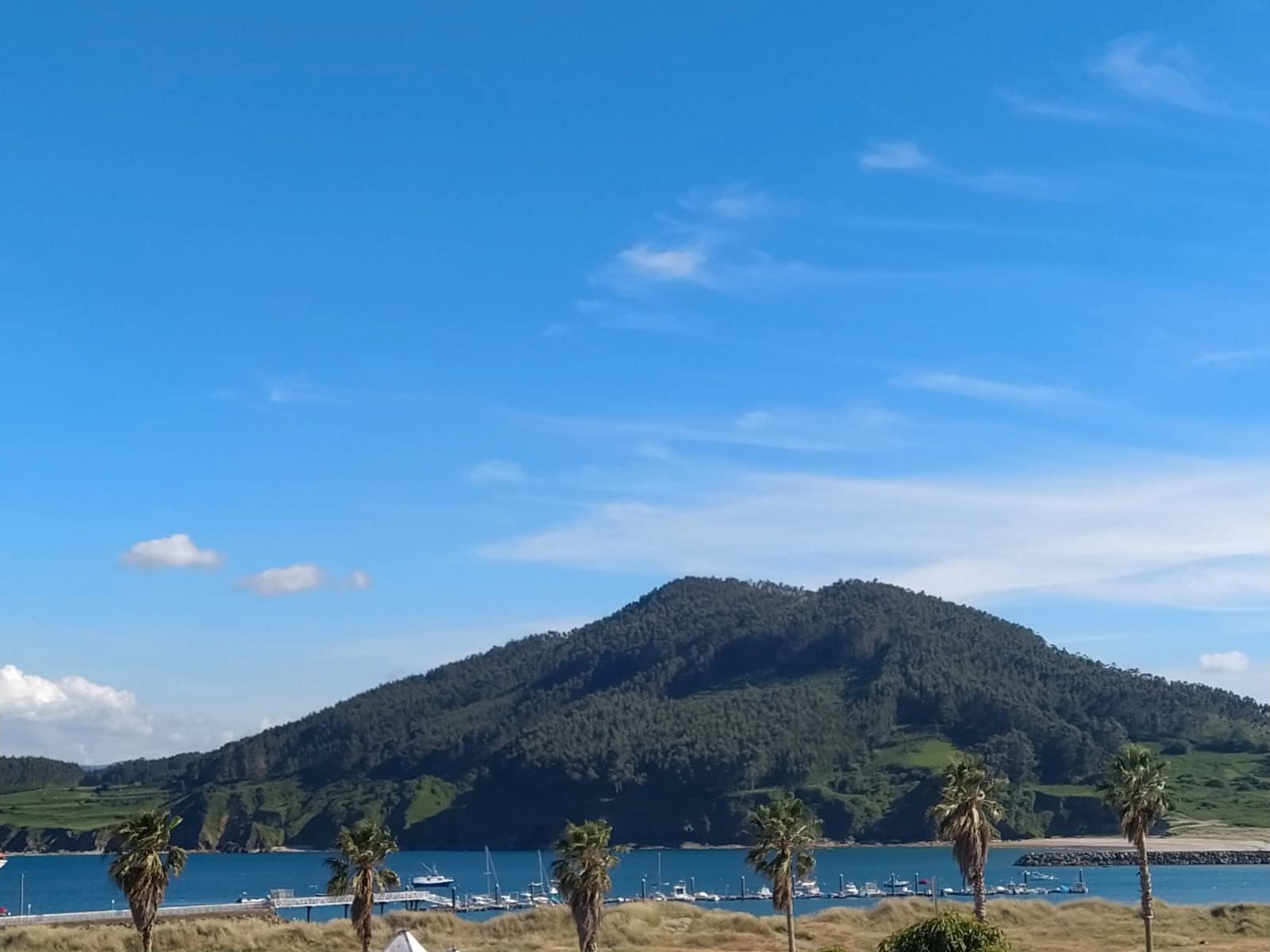 Vista exterior de Pis en venda en Cariño amb Moblat, Forn i Balcó