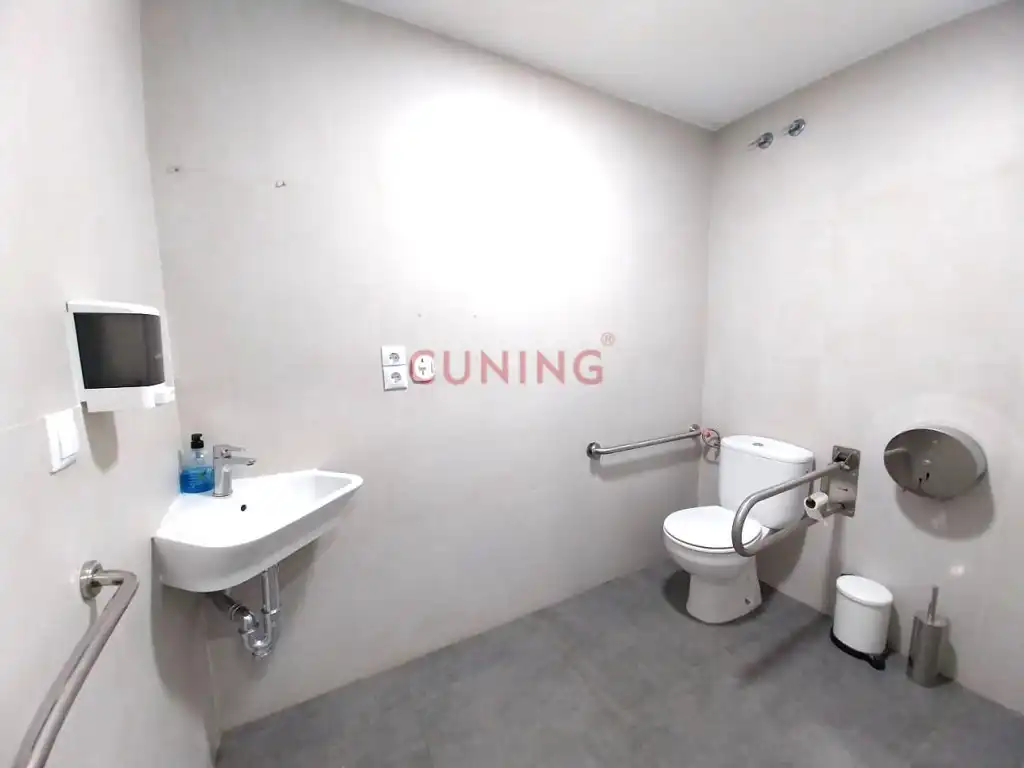 Baño de Local de alquiler en Cáceres