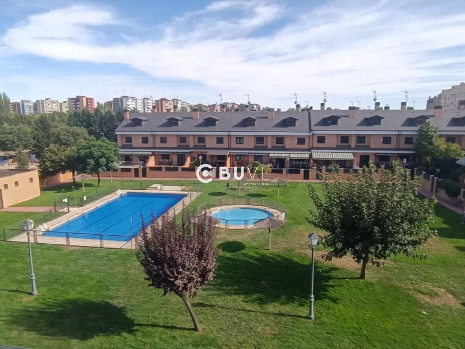 Vista exterior de Casa adosada en venda en Fuenlabrada amb Aire condicionat, Terrassa i Traster